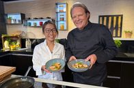 Der Vorkoster – Gemeinsam mit Spitzenköchin Sarah Henke (l) zeigt Björn Freitag, mit welchen Saucen man zu Hause ganz einfach authentisch asiatisch kochen kann.
