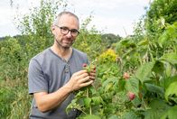 Garten & Lecker – Zum Finale geht es nach Warburg in Ostwestfalen. Auf 10.000 qm legt Torben Sauerland einen essbaren Waldgarten an. Nach den Regeln der Permakultur soll hier ein sich selbst erhaltendes Ökosystem entstehen, in dem der Minimalist im selbst gebauten 15qm Tiny Haus aus Lehm auch leben möchte. Der ehemalige IT-Projektmanager hat sein Leben komplett umgekrempelt, den Job an den Nagel gehängt, um im Einklang mit der Natur leben zu können.