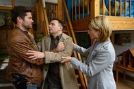 SOKO Stuttgart – Die heile Kita-Welt des Vaters Philipp Kammerer (Carsten Strauch, M.) gerät ins Wanken. Theatralisch bricht er zusammen, als die Kommissare Joachim Stoll (Peter Ketnath) und Martina Seiffert (Astrid M. Fünderich) ihm von dem Mord an der Kita-Leiterin berichten.