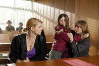 Danni Lowinski – Kann Danni (Annette Frier, l.) Anne Herder (Jasmin Schwiers, r.) und ihrer Tochter Lea (Ida Irmler, M.) helfen?; Kann Danni (Annette Frier, l.) Anne Herder (Jasmin Schwiers, r.) und ihrer Tochter Lea (Ida Irmler, M.) helfen?