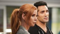 Chicago Med – Sie sind skeptisch: Sarah Rafferty als Dr. Pamela Blake, Dominic Rains als Dr. Crockett Marcel