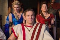 Spartacus – Noch glaubt Praetor Varinius (Brett Tucker, M.), dass er demnächst Ilithyia (Viva Bianca, l.) zur Frau nehmen kann. Doch dann vertraut sich Lucretia (Lucy Lawless, r.) dem Falschen an ...