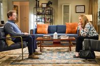 Mom – Trevor (Rainn Wilson, l.); Bonnie (Allison Janney, r.)