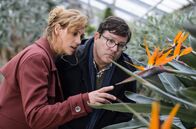 Der Nesthocker – Blumenhändlerin Tina (Carin C. Tietze) ist leidenschaftliche Floristin und Blumenzüchtering und zeigt Armin (Francis Fulton-Smith) ihren ganzen Stolz.