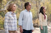 Stonehouse – In Australien: John Stonehouses (Matthew Macfadyen, Mi.) Versteck fliegt auf, während er mit seiner Frau Barbara Stonehouse (Keeley Hawes, li.) und seiner Geliebten Sheila Buckey (Emer Heatley, re.) im Busch picknickt.