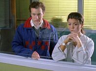 Gilmore Girls – Bei Sherry setzen die Wehen ein und als Lorelai im Krankenhaus ankommt, muss sie an damals denken: Lorelai (Chelsea Brummet, r.) musste ganz ohne Christophers (Phillip Glenn Van Dyke, l.) Unterstützung Rory zur Welt bringen ...