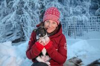 GEO Reportage – Die 37-jährige Norwegerin Marit Beate Kasin träumt seit ihrer Kindheit davon, Huskys zu züchten und an großen Hundeschlittenrennen teilzunehmen. Mit Mitte 20 begann sie, diesen Traum zu verwirklichen, und gründete ihre Hundezucht „Winterdans“.