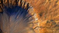 Spacetime – Auf der Oberfläche des Mars befindet sich Staub aus Eisenoxid, der dem Planeten seine rötliche Färbung verleiht. Die bläulichen Bereiche in den Kratern entstehen durch Ablagerung basalthaltigen Sandes.