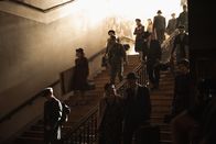 Terra X: Ein Tag in... – Misstrauische Nachbarn, die Gestapo und Luftangriffe zwingen die untergetauchten Juden, ihr Versteck regelmäßig zu wechseln.
