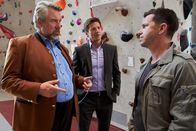Die Rosenheim-Cops – Die Kommissare Stadler (Dieter Fischer, l.) und Hansen (Igor Jeftic, M.) sprechen mit Alexander Wiesinger (Nepo Fitz, r.), in dessen Kletterhalle die Tote gefunden wurde.
