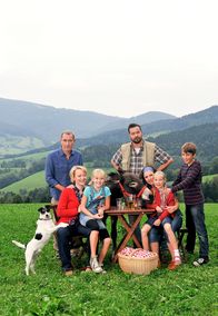 Tiere bis unters Dach – SÜDWESTRUNDFUNK Tiere bis unters Dach, III. Staffel mit 13 neuen Folgen, Buch: Sebastian Andrae, Regie: Andreas Morell, Berno Kürten, Frauke Thielecke v.li., sitzend : Hund Cookie, Annette Hansen (Floriane Daniel), Nelly Spieker (Jule-Marleen Schuck), Josefine Grieshaber (Sanne Schnapp), Paulina Kulka (Tabea Hug), Pawel Kulka (Moritz Knapp). hintere Reihe, stehend: Philipp Hansen (Heikko Deutschmann) und Vincent Grieshaber (Michael Sideris).