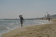 Ostrowski macht Urlaub – Michael Ostrowski beim Strandspaziergang