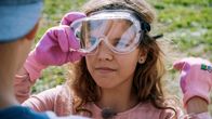 SommerCamp - Back To the Roots – Bevor es richtig los geht, werden aber erst mal die Schutzbrillen aufgesetzt. Carlotta hat den Durchblick!