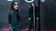 Twisted Metal – Raven (Patty Guggenheim, l.) tritt beim Wettkampf selbst an. Dabei erhofft sie sich als einzige Insiderin unter den Teilnehmenden von Calypso (Anthony Carrigan, r.) Vorteile bezüglich der Verpflegung und des Verlaufs des Wettkampfes.