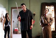 Machete – Um den mexikanischen Cop Machete außer Gefecht zu setzen, ermordet der skrupellose Gangsterboss Torrez (Steven Seagal, M.) dessen Familie. Ein Fehler mit weitreichenden, blutigen Folgen ...
