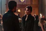 Charmed – Godric (Nathan Witte, l.); Abigael (Poppy Drayton, r.)