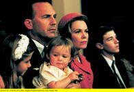 Thirteen Days – Kenneth O’Donnell (Kevin Costner, 2. v. li.) und Gattin Helen (Lucinda Jenney, 2. v. re.) machen sich Sorgen um die Zukunft ihrer Kinder.