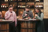 The Big Bang Theory – Penny nimmt Leonard (Johnny Galecki, l.), Howard (Simon Helberg, M.), Amy (Mayim Bialik, r.) und Raj mit zu einer Weinprobe. Die fünf amüsieren sich gut, bis auf einmal Pennys Exfreund zu ihnen stößt ...