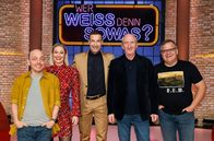 Wer weiß denn sowas? – moderatorin Ruth Moschner (2.v.l.) und den Sänger und Komiker Mike Krüger (2.v.r.).