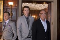 Paranoia - Riskantes Spiel – Der junge Technologie-Spezialist Adam Cassidy (Liam Hemsworth, Mitte) wird zum Spielball im Kampf der rivalisierenden Unternehmer Jock Goddard (Harrison Ford, l.) und Nicholas Wyatt (Gary Oldman, r.).