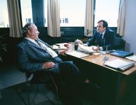 Tatort – Von links: Kriminalhauptkommissar Veigl (Gustl Bayrhammer) und der Staatsanwalt (Franz Hanfstingl).