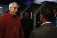 Community – Der Vater von Pierce (Chevy Chase, l.) ist verstorben. Sein Vermögensverwalter Gilbert Lawson (Giancarlo Esposito, r.) taucht auf, um Pierce sein Erbe auszuhändigen ...