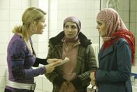 Danni Lowinski – Ein neuer Fall: Zeynep (Nilam Farooq, r.), die von ihren Eltern in die Türkei abgeschoben und dort mit ihrem Cousin verheiraten werden soll, taucht gemeinsam mit Emine (Ivan Subay, M.) bei Danni (Annette Frier, l.) auf und bittet sie um Hilfe ...