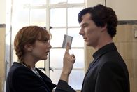Sherlock – Kitty Riley (Katherine Parkinson, l.); Sherlock Holmes (Benedict Cumberbatch, r.)