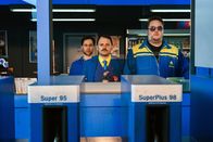 Tanken - mehr als Super – Tankstellenleiter Georg Bergstedt (Stefan Haschke, Mi.) muss nun auch noch die Tagschicht übernehmen. Seine Mitarbeiter Daniel (Ludwig Trepte, li.) und Olaf (Daniel Zillmann) müssen sich an das Sonnenlicht gewöhnen.