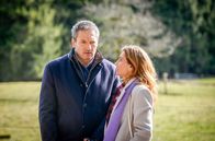 Sturm der Liebe – Alexandra (Daniela Kiefer, r.) motiviert Christoph (Dieter Bach, l.), seinen Rachefeldzug gegen Markus einzustellen.