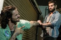 Upgrade – Mit übermenschlichen Kräften ausgestattet: Puven Pather als Old Bones Heavy, Logan Marshall-Green als Grey Trace
