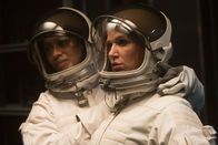 Unforgettable – Um den Mord an einer Wissenschaftlerin, der für eine Mission zum Mars ausgebildet wurde, zu entschlüsseln, ermitteln Carrie (Poppy Montgomery, r.) und Delina (La La Anthony, l.) undercover ...