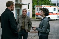 Tatort – Nina Rubin (Meret Becker) und Robert Karow (Mark Waschke, li.) suchen Fredo Keller (Jörg Schüttauf) auf, den Neffen von Klaus Keller.