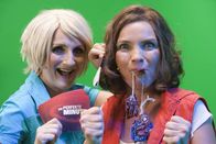 Switch Reloaded – Die Perfekte Minute: Ulla Kock am Brink (Petra Nadolny, l.) und eine mutige Kandidatin (Martina Hill, r.) ...