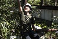 Lost Places - Geheime Welten – Kenichi Utsumi zeigt auf der ehemaligen Terrasse des Hotel Mayakan die Flugrichtung der amerikanischen B-32 Bomber, die Kobe im August 1945 in Schutt und Asche legten. Das Hotel blieb weitestgehend verschont.