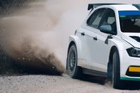 Rallye: Land der 1000 Hügel Rallye – Rallye-Geländewagen macht während der Rallye-Meisterschaft eine Kurve mit den Wolken und Spritzern aus Sand, Kies und Staub