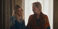 Hacks – Deborah (Jean Smart, r.) und ihre Tochter DJ Vance (Kaitlin Olson, l.) widmen sich gerade dem Ausmisten des Kleiderschranks, als Ava sie mit einer Lieferung für Deborah unterbricht – und damit längst verdrängte Konflikte aus der Vergangenheit wieder ans Licht bringt.