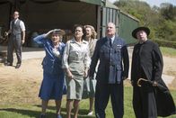 Father Brown – Vorne: Mrs McCarthy (Sorcha Cusack, l.), Meg Le Broc (Leah Whitaker, 2.v.l.), Lady Felicia (Nancy Carroll, M.), Arthur Le Broc (Rupert Vansittart, 2.v.r.) und Father Brown (Mark Williams, r.) müssen tatenlos dabei zusehen, wie Ned mit seiner Tochter durch die Lüfte fliegt.