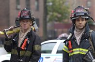Rescue Me – Können auf eine jahrelange Erfahrung zurückblicken, aber auch auf viele schmerzliche Erlebnisse: Tommy Gavin (Denis Leary, l.) und Franco Rivera (Daniel Sunjata, r.) ...