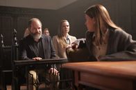 Fallen – Nach ihrer Verurteilung richtet Luce (Jessica Alexander, r.) ihre letzte Hoffnung auf ihre Eltern Harry (Rod Hill, l.) und Susan (Rebecka Johnston, 2.v.r.).
