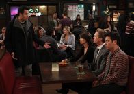 How I Met Your Mother – Die zurückgelassenen Freunde Ted (Josh Radnor, r.), Barney (Neil Patrick Harris, 2.v.r.) und Robin (Cobie Smulders, 2.v.l.) müssen Kevin (Kal Penn, l.) die traurige Nachricht überbringen, dass Lily und Marshall bereits nach Long Island gezogen sind ...