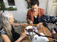 Servus Reportage – Heidelinde Neuburger im Restaurant "Dancing Shiva", welches sich auf Superfoods spezialisiert hat, mit Betreiberin Riki Hinteregger