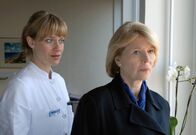 Luises Versprechen – ARD LUISES VERSPRECHEN, Deutschland 2010, Regie Berno Kürten Uhr im Ersten. Ärztin Ellen (Caroline Peters, li.) muss ihrer neuen Patientin Luise (Christiane Hörbiger) eine schlechte Nachricht überbringen.
