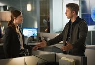 Limitless – Mitten in den Ermittlungen mit Rebecca (Jennifer Carpenter, l.) in einem neuen Fall, bekommt Brian (Jake McDorman, r.) einen Auftrag von Sands, der ihn in eine Zwickmühle bringt ...