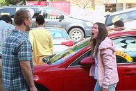 The Middle – Darrins (John Gammon, l.) Erscheinen während des Wettbewerbs kommt für Sue (Eden Sher, r.) ungelegen.