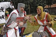 Sechserpack – Schlachten wurden auch bereits im Mittelalter aus verschiedensten Gründen geschlagen - meist jedoch ging es um Gold und edle Steine. Was jedoch ist zu tun, wenn der Gegner quasi mittellos ist? Dann ist ein erfindungsreicher Ritter der wahre Held. Eigentlich lässt sich schließlich fast alles zu Geld machen... (v.l.n.r. Hanno Freidrich, Thomas Held)