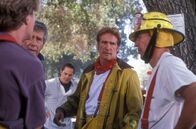 Diagnose: Mord – Steve (Barry Van Dyke, l.) und Mark (Dick Van Dyke, r.) erkundigen sich, wie weit die Flammen schon vorgedrungen sind.