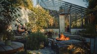 Heimatleuchten – Das Gartencafè - Herzstück der Bioblumen-Farm "Vom Hügel".