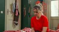 Rote Rosen – ARD ROTE ROSEN FOLGE 4400 Uhr im ERSTEN. Toni (Sarah Buchholzer) ist getroffen: Ellie und Jonas haben im Podcast ihre Bedenken über die Hof-Übernahme geäußert - ohne vorher mit ihr darüber zu sprechen.
