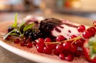 Zu Tisch mit Lucie - Kitchen Hacks – Die Spitze des Joghurteis‘ besteht aus einem süß-fruchtigen Beeren-Coulis.